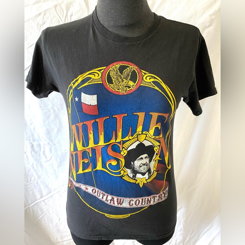 Willie Nelson Outlaw Country Black Tee Shirt. Black cotton size small
